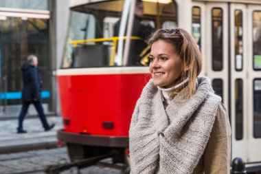 tramvay durağı adlı genç bir kadın