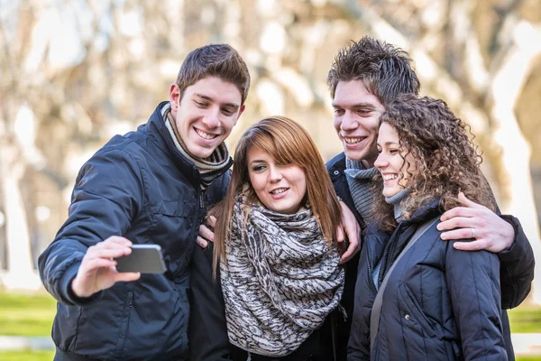 Kelompok Teman Mengambil Foto Diri Dengan Telepon Seluler — Stok Foto