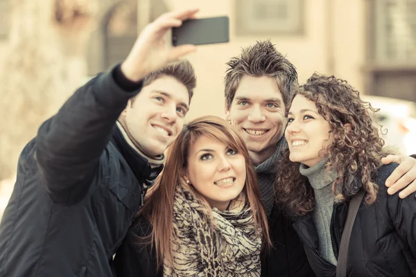 Группа друзей, снимающих автопортреты с мобильного телефона — стоковое фото