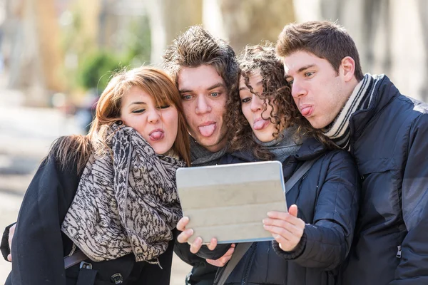 Freundeskreis spricht Selbstporträts mit digitalem Tablet — Stockfoto