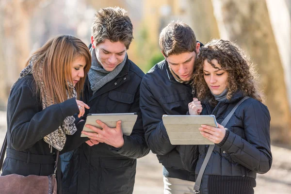 Grupo de amigos com tablet digital — Fotografia de Stock