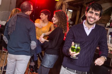 bir gece kulübünde arkadaş grubu