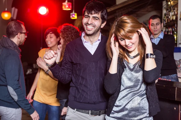 Grupo de amigos en un club nocturno — Foto de Stock