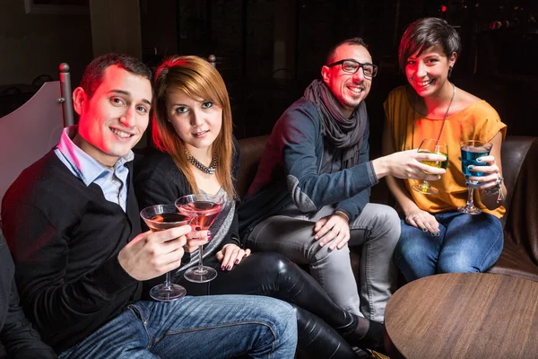 Groep vrienden in een night club — Stockfoto