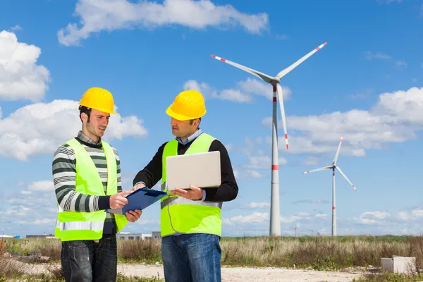 Zwei Ingenieure in einem Windkraftwerk — Stockfoto