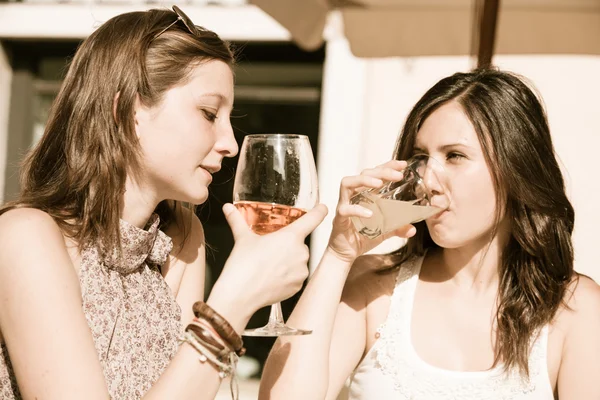 Twee jonge vrouwen met een koud drankje — Stockfoto