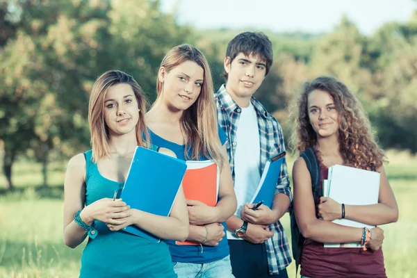 Groupe d'élèves adolescents au parc — Photo