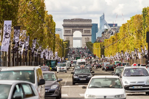 Champs-Elysees en Arc de Triomphe — Stockfoto