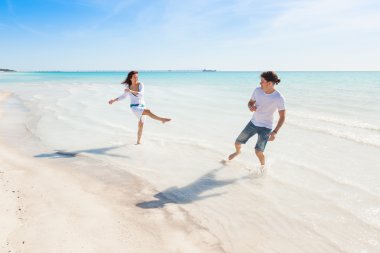 genç bir çift bir caribbean beach eğleniyor