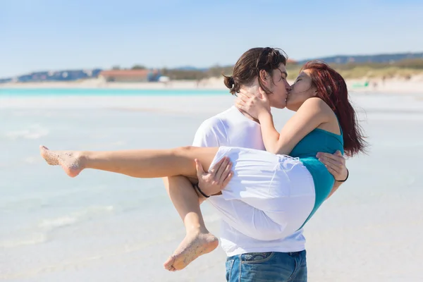 Giovane coppia in una spiaggia dei Caraibi — Foto Stock