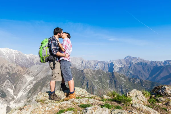 Paar küsst sich am Gipfel des Berges — Stockfoto