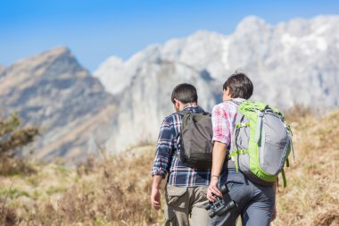 genç bir çift doğada hiking
