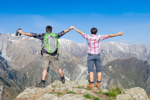 Young Couple at Top of the Mountain — Stock Photo, Image