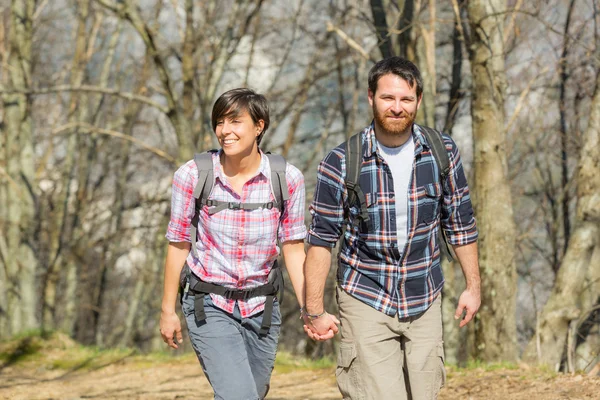 年轻的夫妇在性质上徒步旅行 — 图库照片