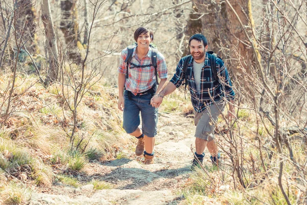 Genç bir çift doğada hiking — Stok fotoğraf