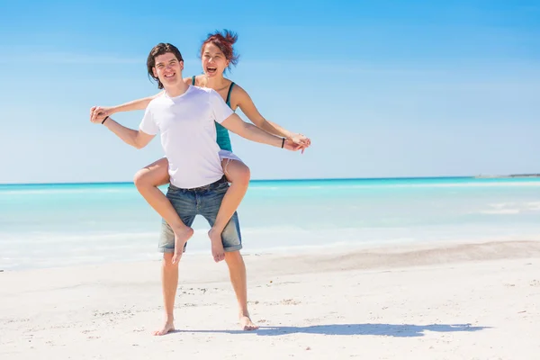 Man Giving a Piggyback Ride to His Girlfriend — Stock Photo, Image