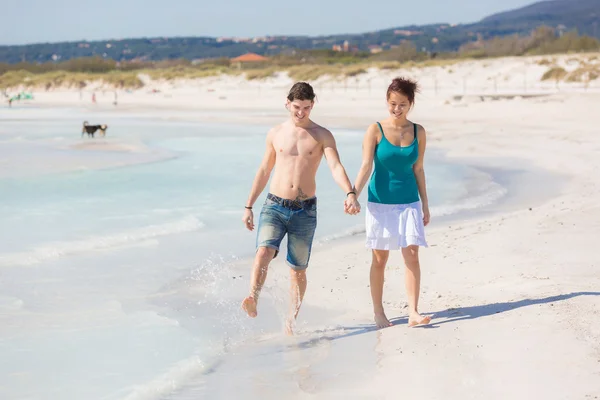 Giovane coppia a piedi sulla spiaggia caraibica — Foto Stock