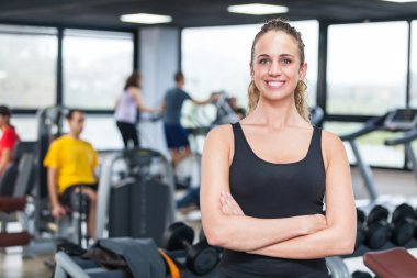 spor salonunda güzel genç kadın