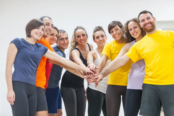 Gruppe von Freunden mit einem Stapel Hände — Stockfoto