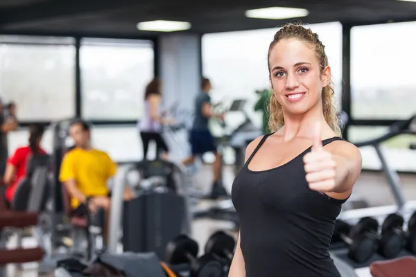 Schöne junge Frau im Fitnessstudio — Stockfoto