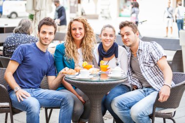 geleneksel İtalyan kahvaltı yapıyor arkadaş grubu