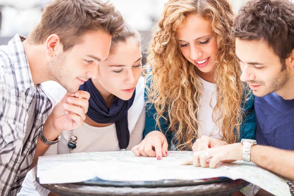 Groep van toeristen op zoek op kaart — Stockfoto