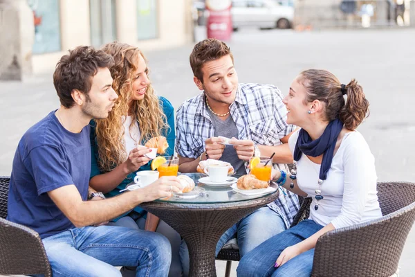 Skupina přátel s tradiční italskou snídani — Stock fotografie