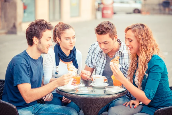 Grupo de amigos tomando um pequeno-almoço tradicional italiano — Fotografia de Stock