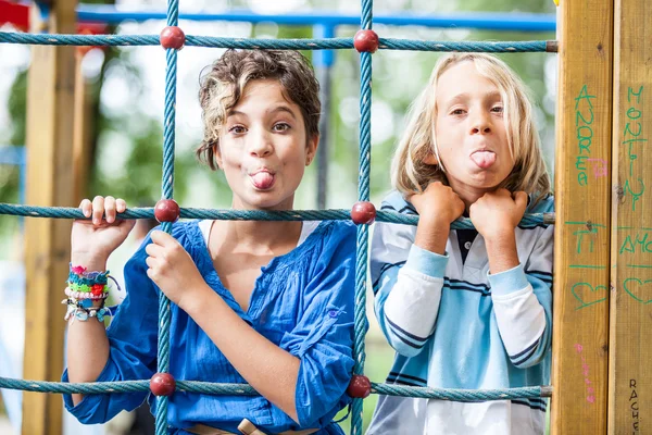 Niños felices jugando en el parque infantil — Foto de Stock