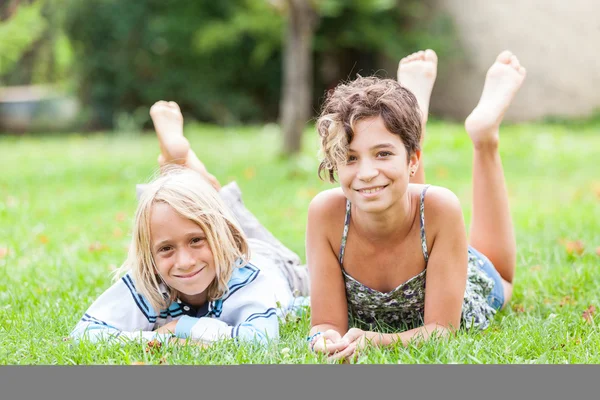 Kinder auf dem Rasen — Stockfoto