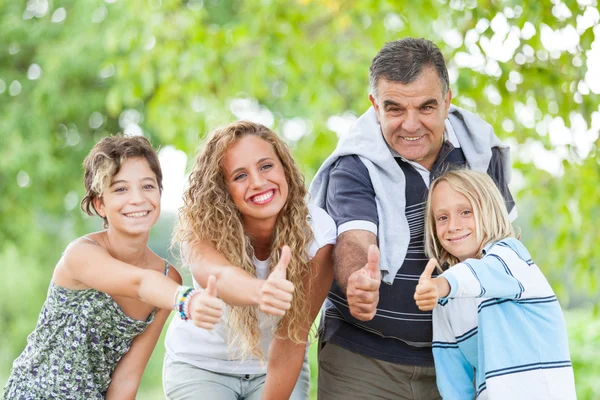 Glückliche Familie mit Daumen hoch — Stockfoto