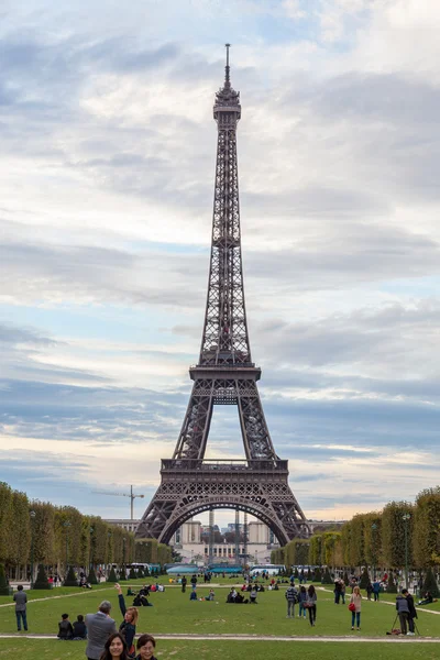 PARIGI, FRANCIA 1 OTTOBRE: Tour Eiffel e Champs de Mars a Par — Foto Stock