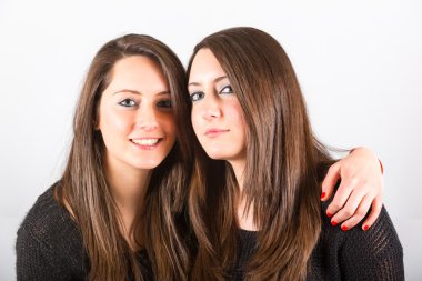 iki güzel ikiz kardeşler kucakladı