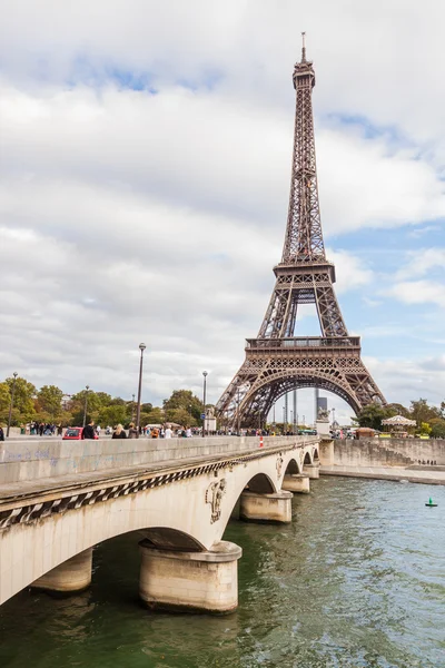 PARÍS, FRANCIA - 5 DE OCTUBRE: Tour Eiffel y río Sena en París — Foto de Stock