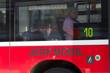 Bern, İsviçre - 29 Şubat: üst düzey kadın otobüsle fe üzerinde