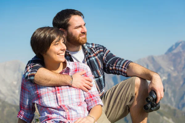 Jeune couple au sommet de la montagne — Photo