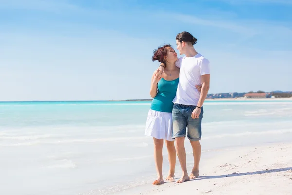 Giovane coppia a piedi sulla spiaggia caraibica — Foto Stock