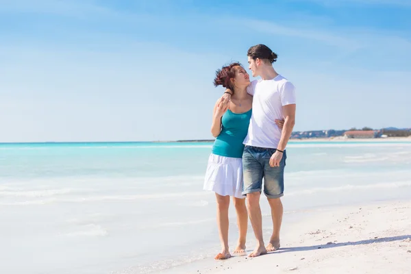 Junges Paar spaziert am karibischen Strand — Stockfoto