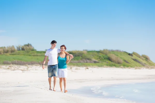 Ungt par promenader på karibiska stranden — Stockfoto