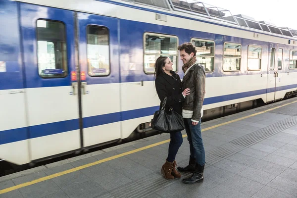 Νεαρό ζευγάρι στο σιδηροδρομικό σταθμό — Φωτογραφία Αρχείου