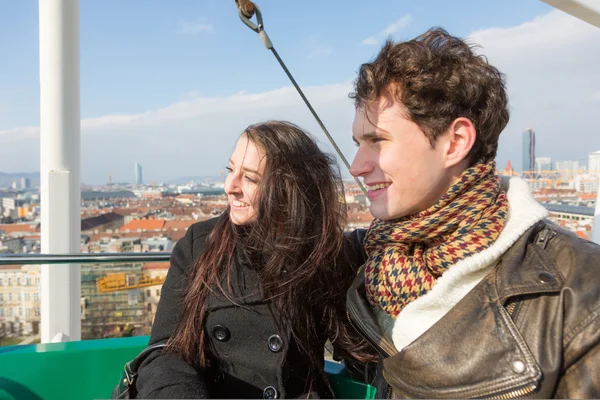 Giovane coppia avendo un giro su una ruota panoramica — Foto Stock