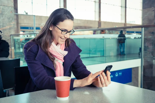 Jeune femme dans la gare ou à l'aéroport — Photo