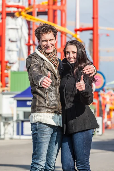 Glada unga par på nöjespark i wien — Stockfoto