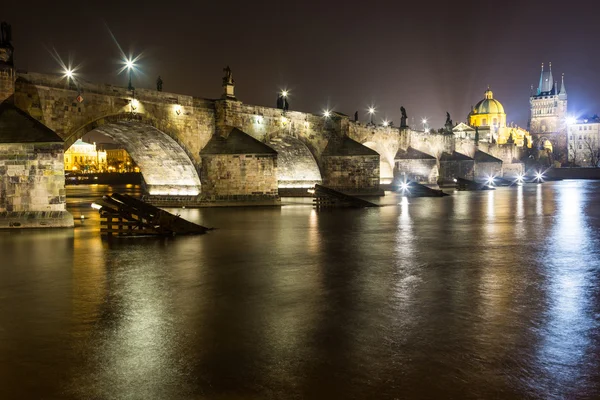 Éjszakai prágai Károly-híd — Stock Fotó