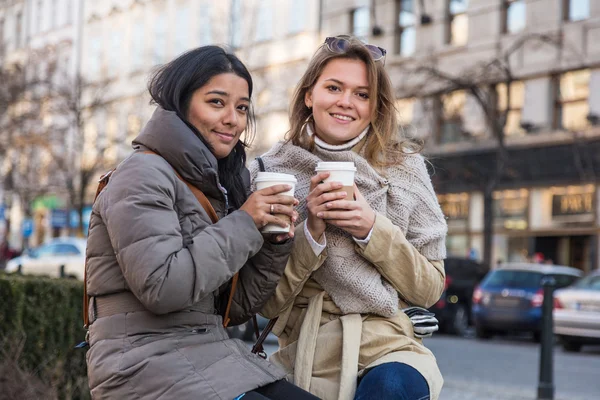 Due giovani donne con bevanda calda — Foto Stock