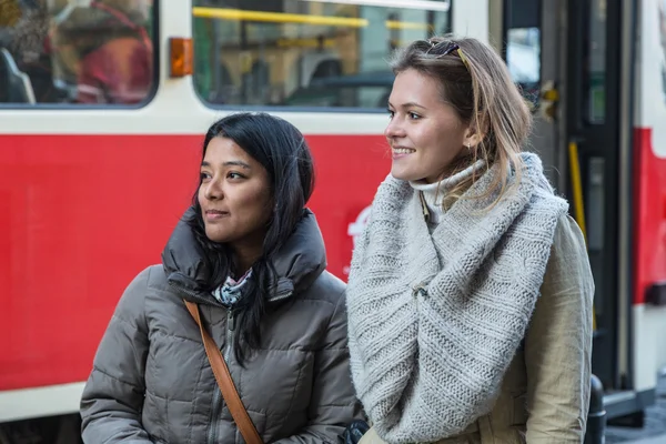 Dos mujeres jóvenes en la parada de tranvía —  Fotos de Stock