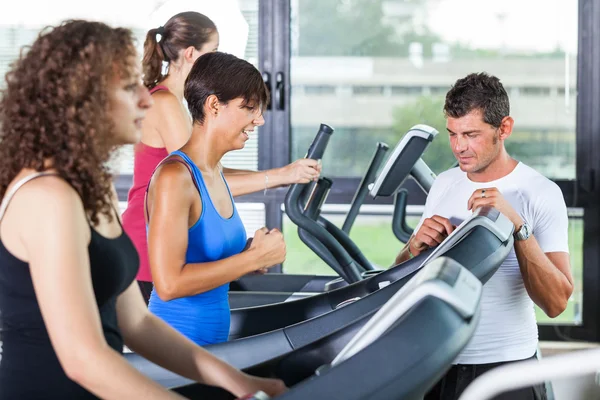 Kör på löpbandet på gymmet — Stockfoto