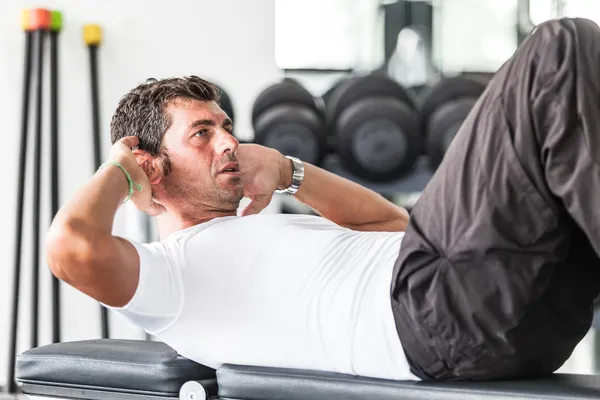 Homem fazendo exercícios para o abdômen — Fotografia de Stock