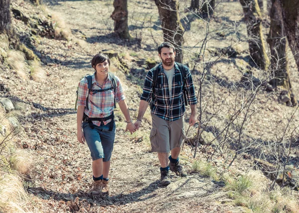 Caminhadas de Casal Jovem na Natureza — Fotografia de Stock