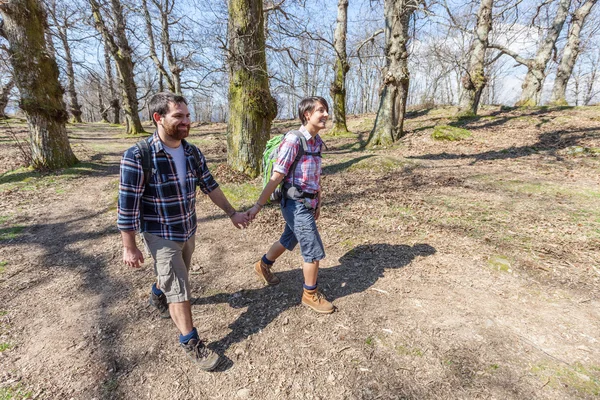 Caminhadas de Casal Jovem na Natureza — Fotografia de Stock